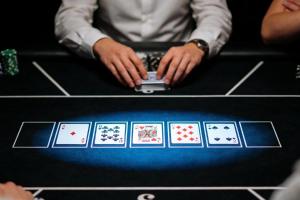 从第一手牌开始：一名长期玩家写给新手的德州扑克入门指南